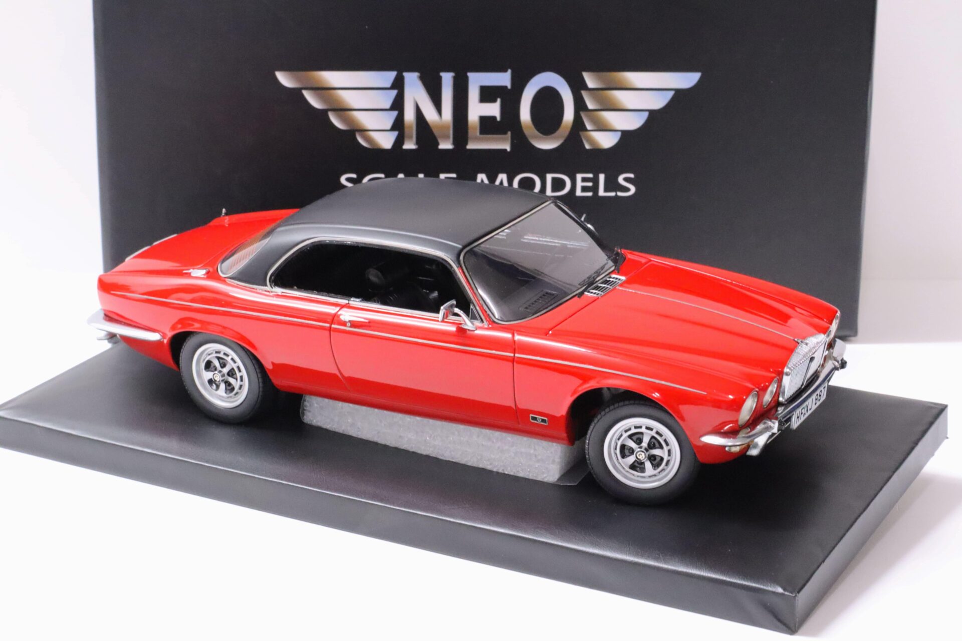 1:18 NEO Daimler Double Six Coupe 1979 red/ black roof