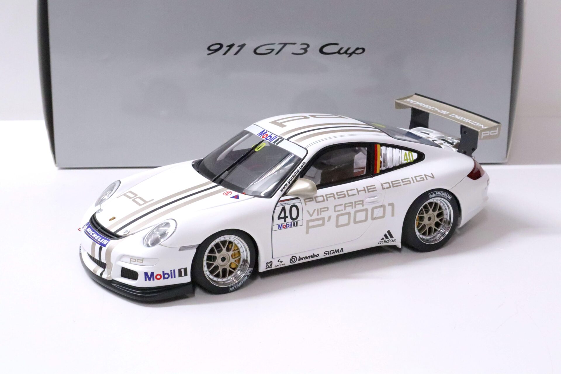 1:18 AUTOart Porsche 911 (997) GT3 CUP 2006 VIP CAR #40 white DEALER VERSION