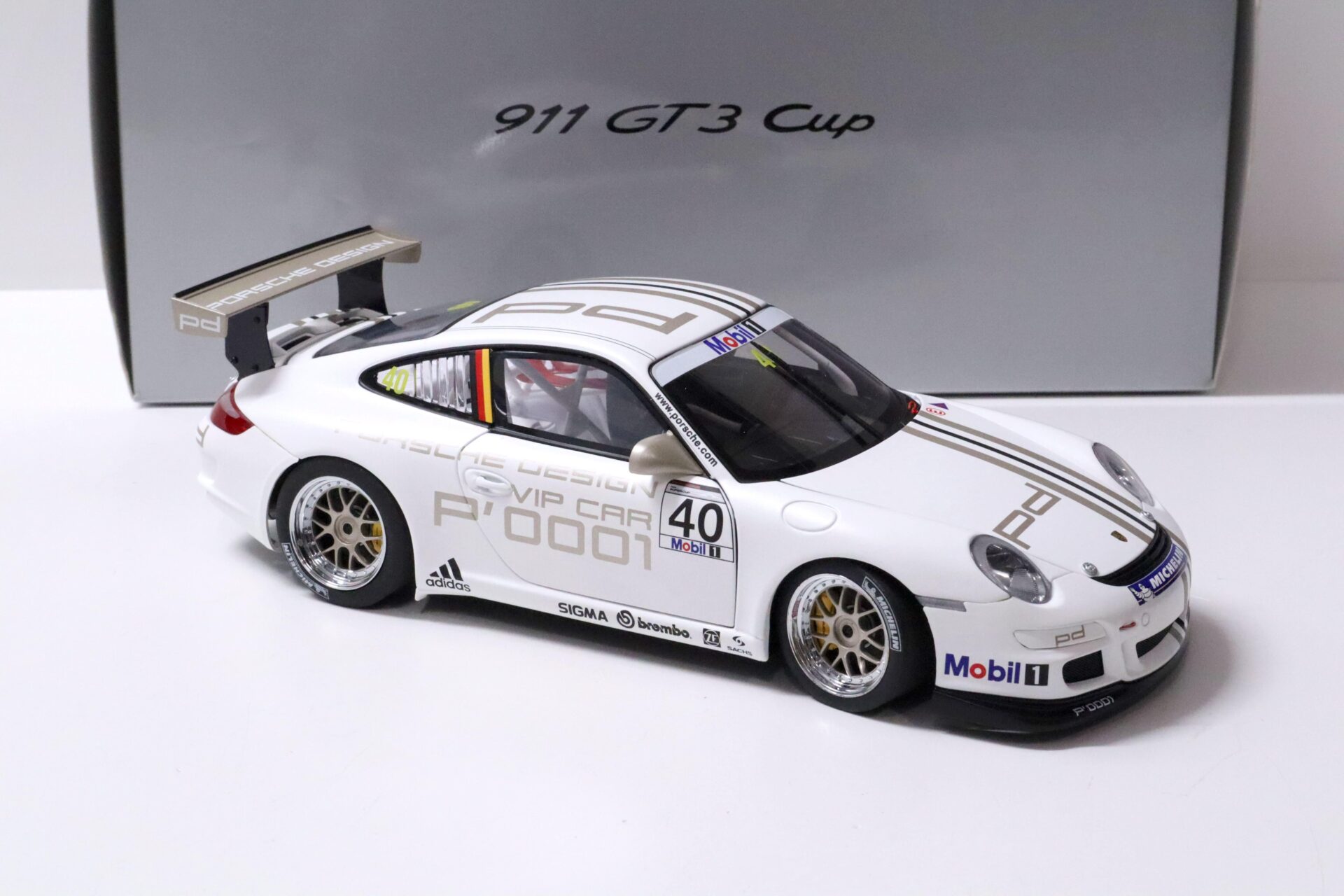 1:18 AUTOart Porsche 911 (997) GT3 CUP 2006 VIP CAR #40 white DEALER VERSION
