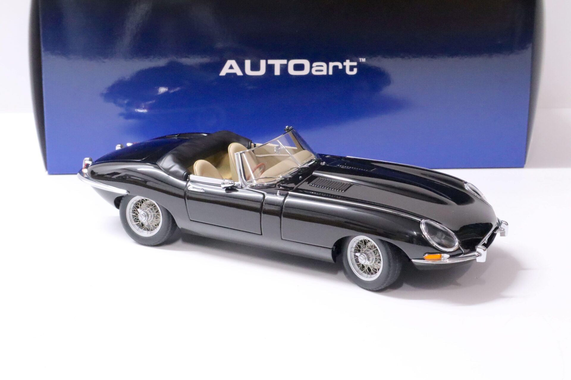 1:18 AUTOart Jaguar E-Type Roadster Series I 3.8 black Die-Cast 73605