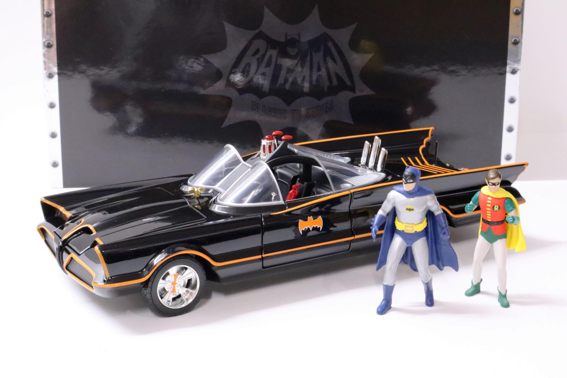 ID 61811 orig.jpg 1:18 Jada Toys 1966 Batmobile Batman Classic TV Series + Figuren + Lights