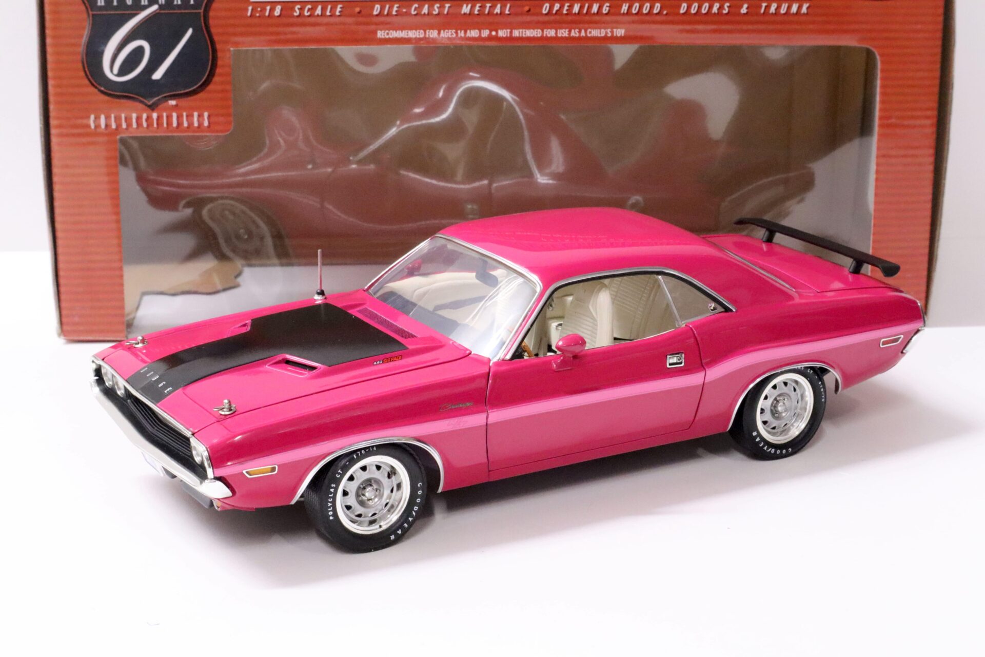 ID 61835 orig.jpg 1:18 Highway61 Dodge Challenger R/T 440 Six Pack Coupe Panther pink 50556SC