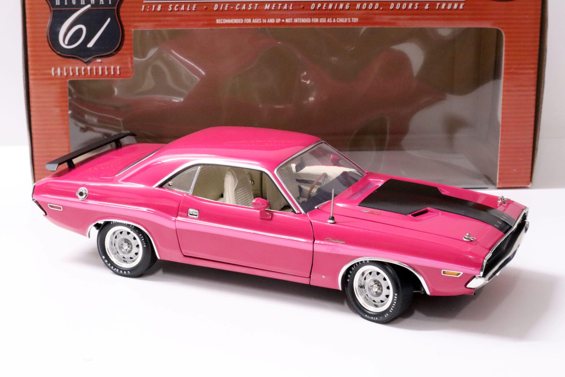 1:18 Highway61 Dodge Challenger R/T 440 Six Pack Coupe Panther pink 50556SC
