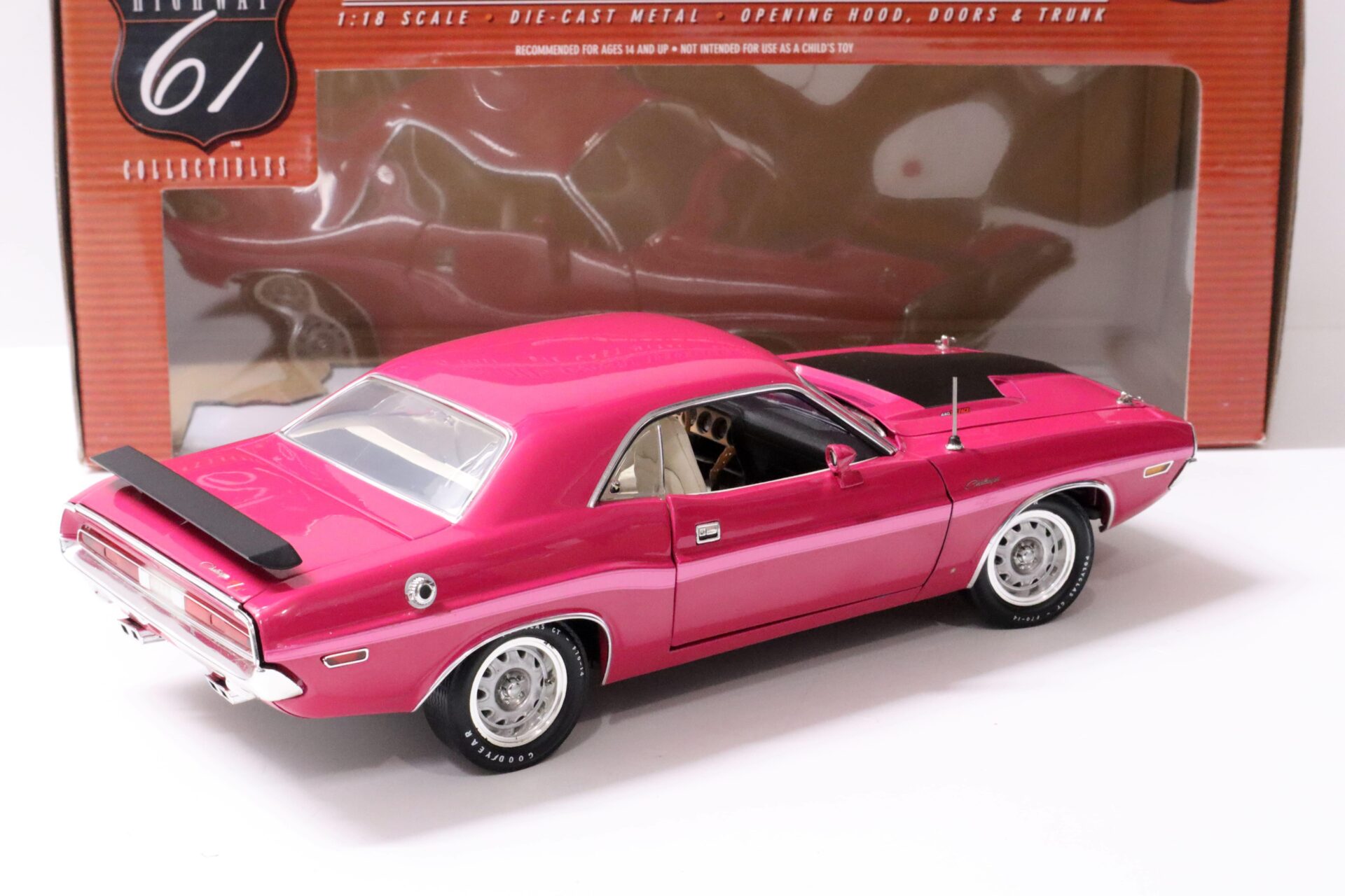 1:18 Highway61 Dodge Challenger R/T 440 Six Pack Coupe Panther pink 50556SC
