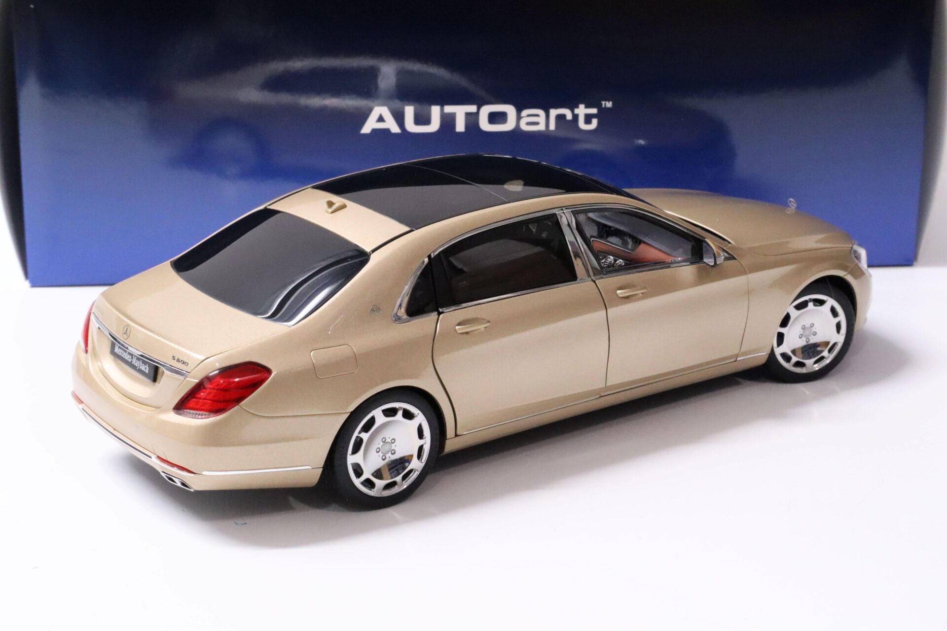 1:18 AUTOart Mercedes - Maybach S-Klasse S600 Limousine light gold metallic