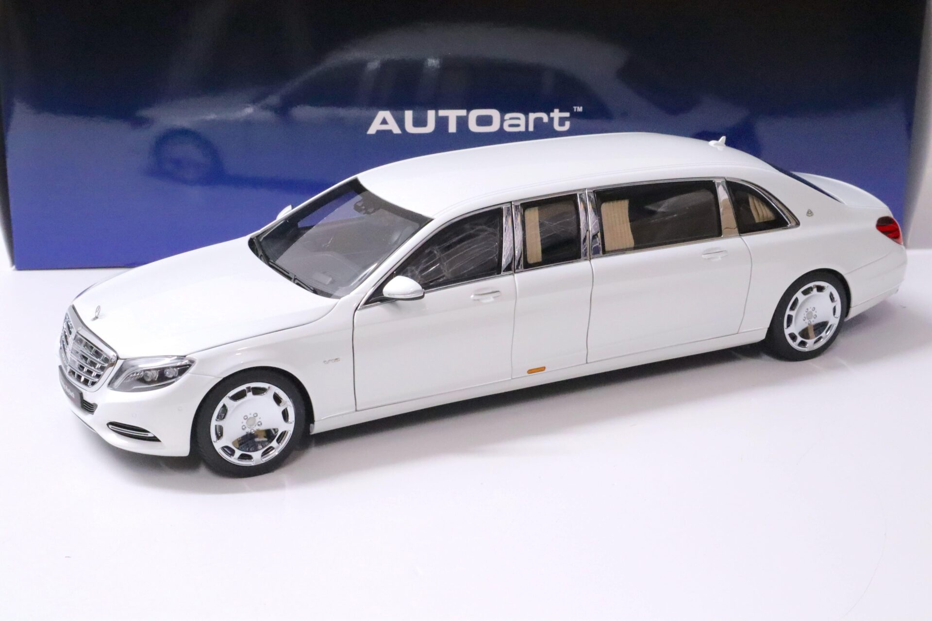 ID 61923 orig.jpg 1:18 AUTOart Mercedes - Maybach S600 S-Klasse Pullman Limousine white