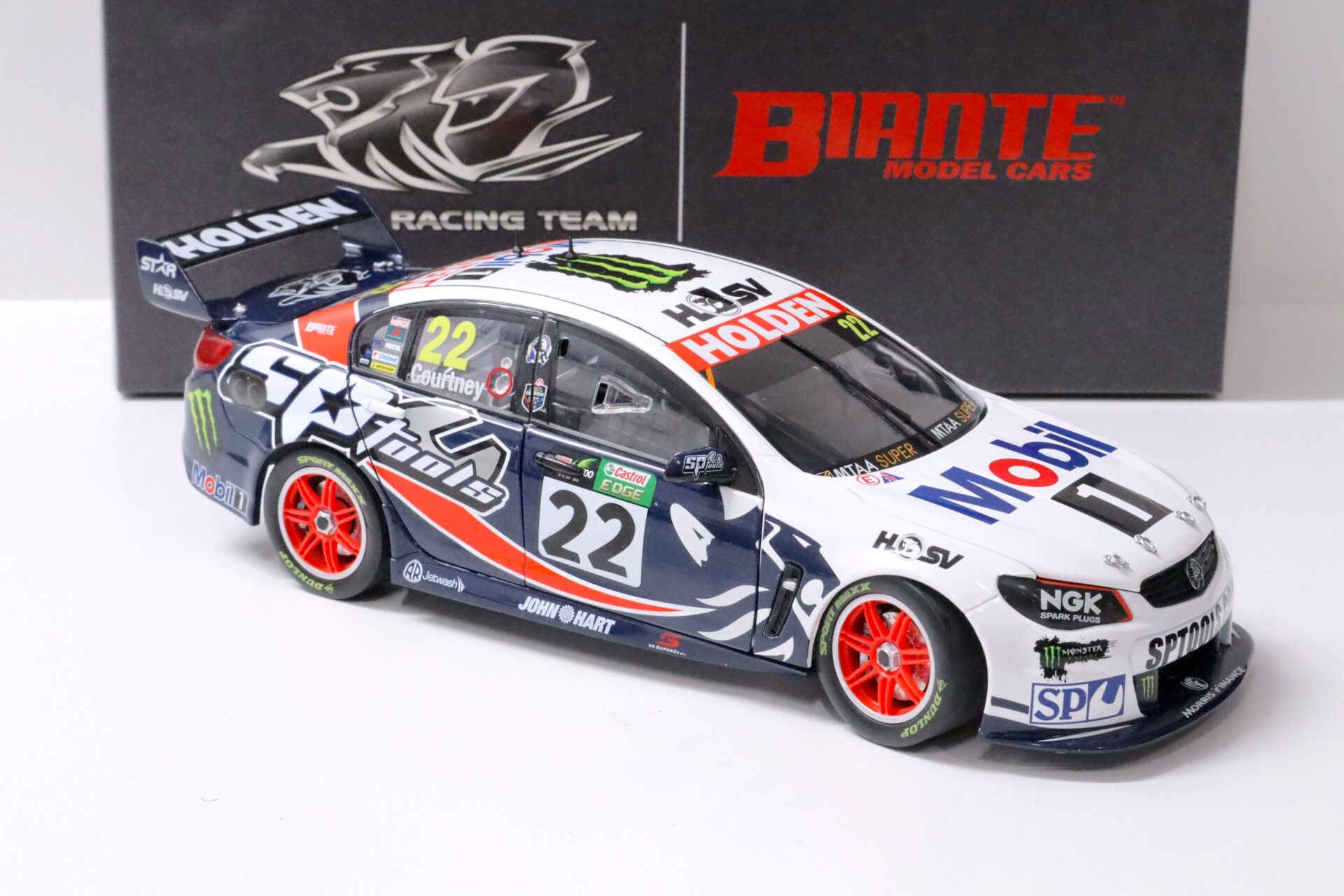 1:18 BIANTE Holden VF Commodore V8 Supercar 2015 Townsville 400 Courtney #22