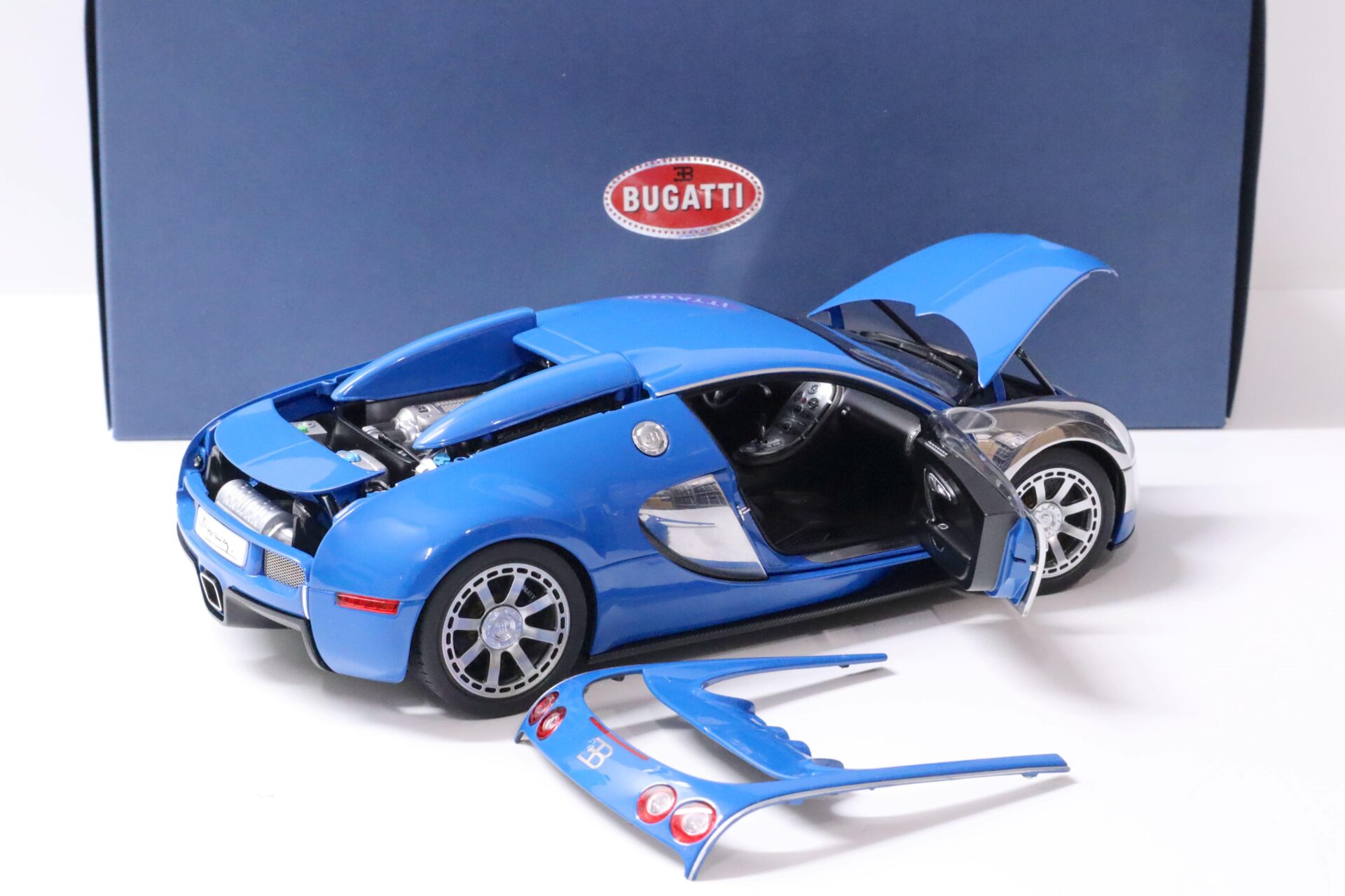 1:18 AUTOart Bugatti Veyron LÂ´Edition Centenaire French blue/ Jean-Pierre Wimille