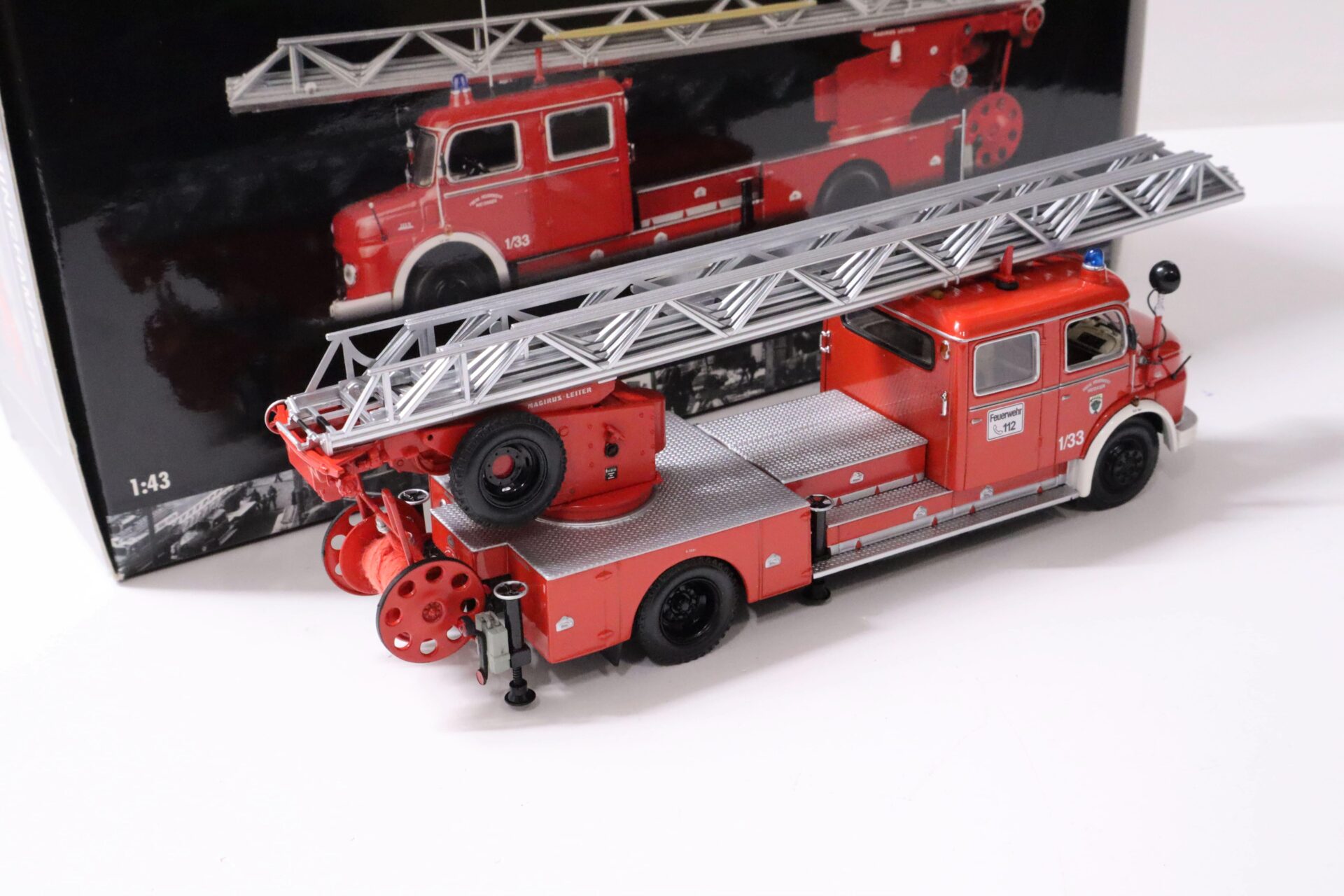1:43 Minichamps Mercedes 1113 Aerial Ladder Drehleiter Feuerwehr 1966 red