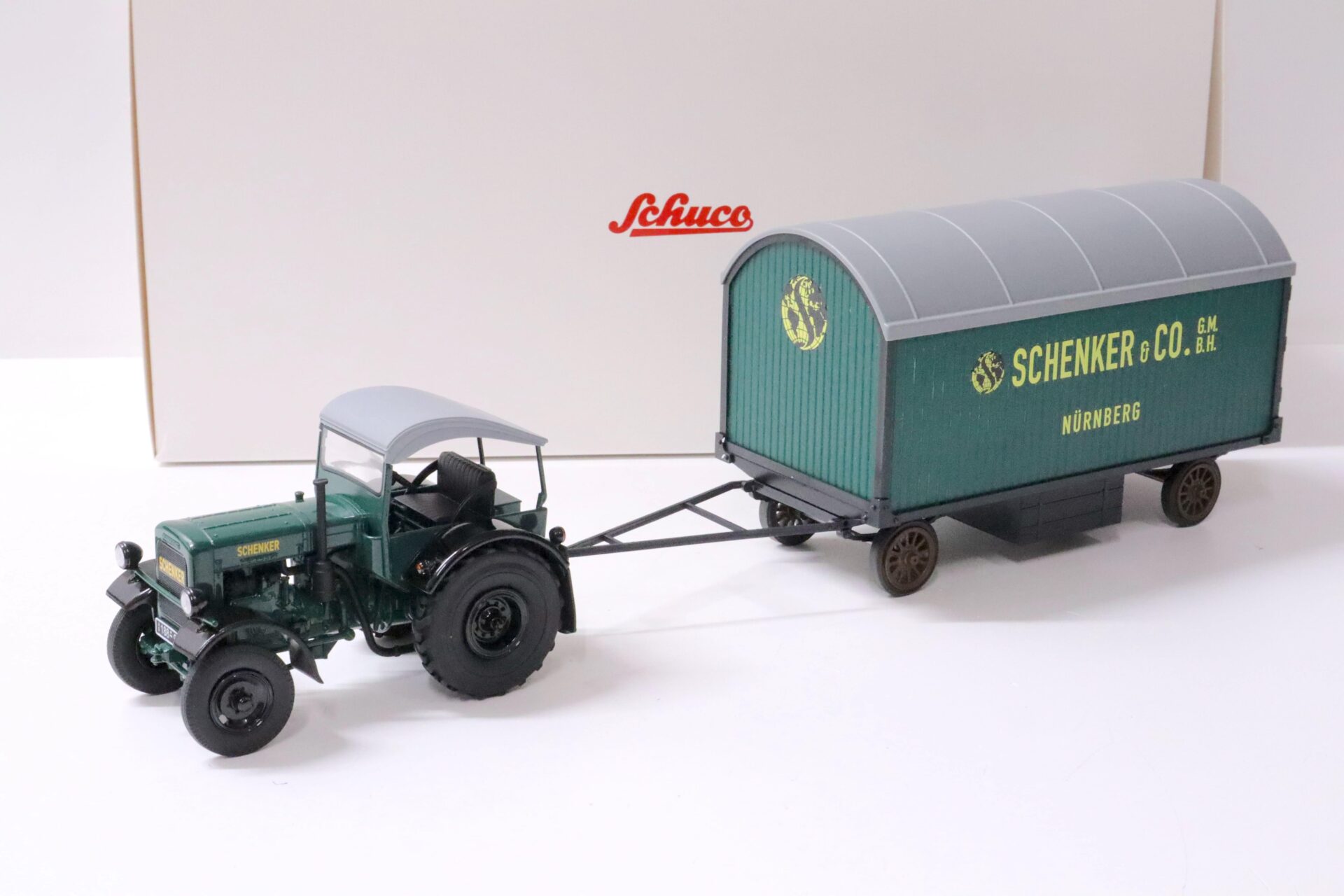 1:32 Schuco Deutz F3 mit Verdeck und Anhänger "Schenker" dark green