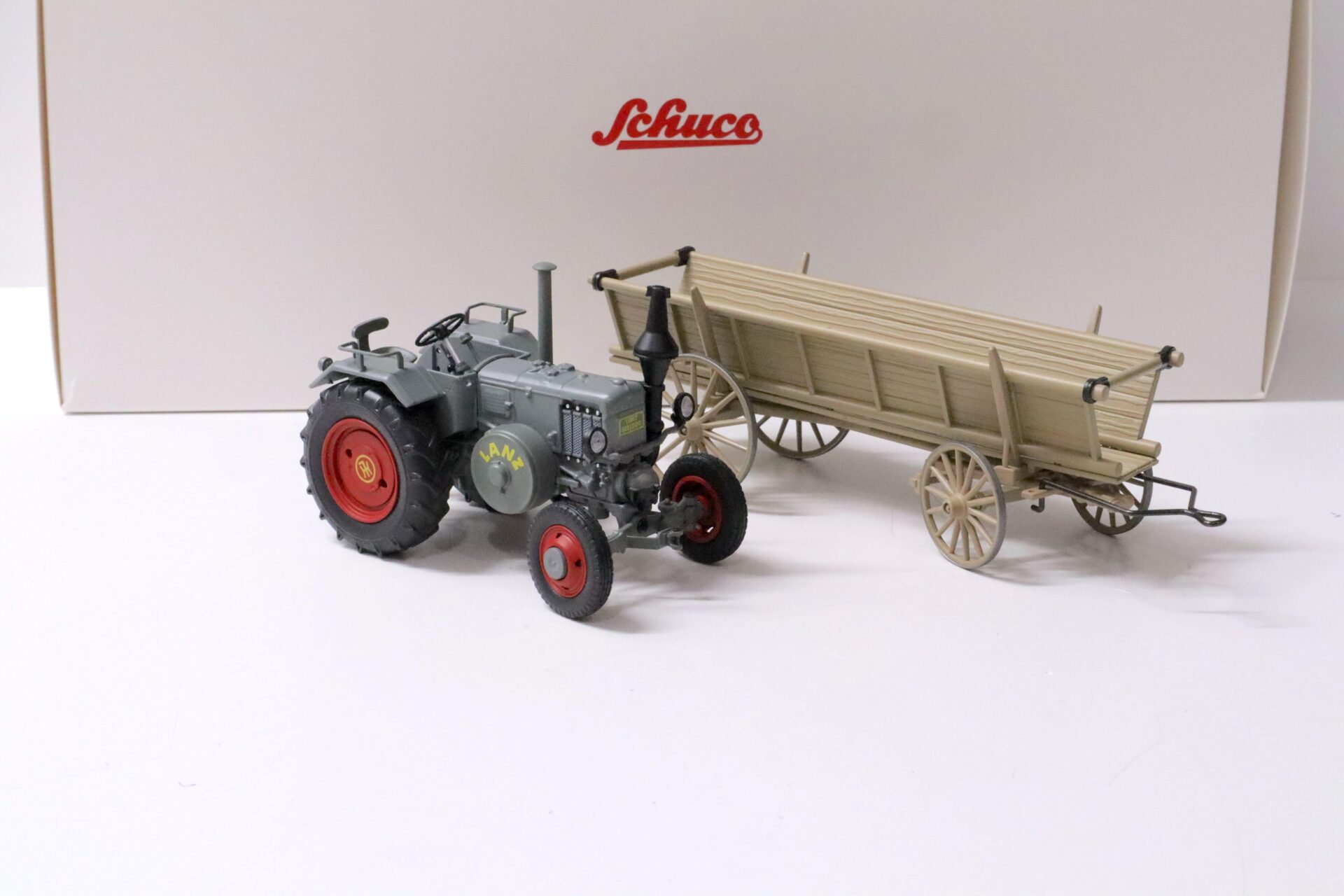 1:32 Schuco Lanz Bulldog mit Leiterwagen grey/ beige