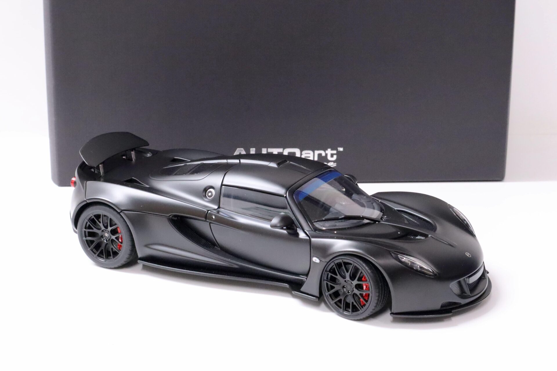 1:18 AUTOart Hennessey Venom GT Spyder 2010 matt Carbon black Die-Cast