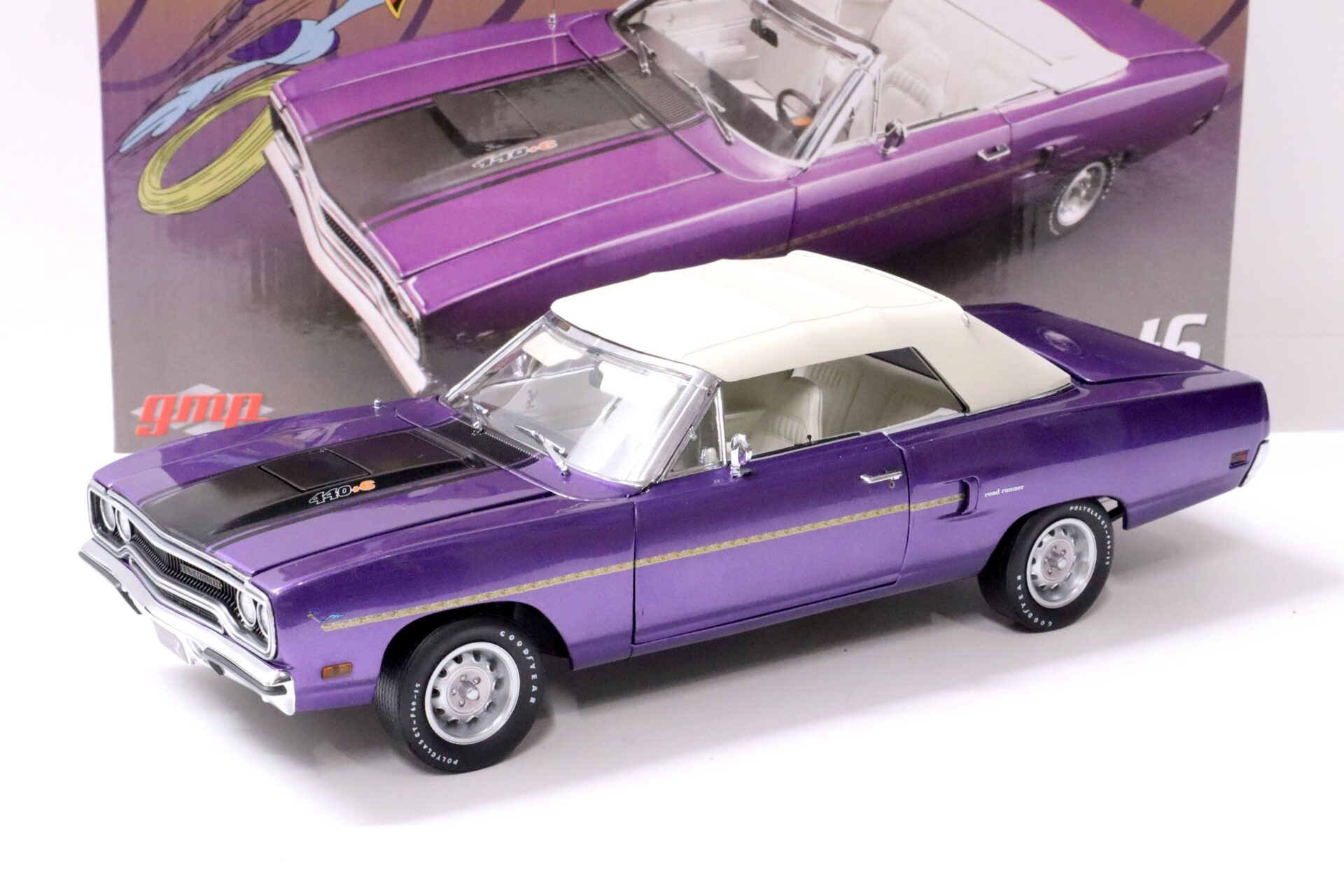 ID 62972 orig.jpg 1:18 GMP 1970 Plymouth Road Runner Convertible 440.6 purple/ black stripe