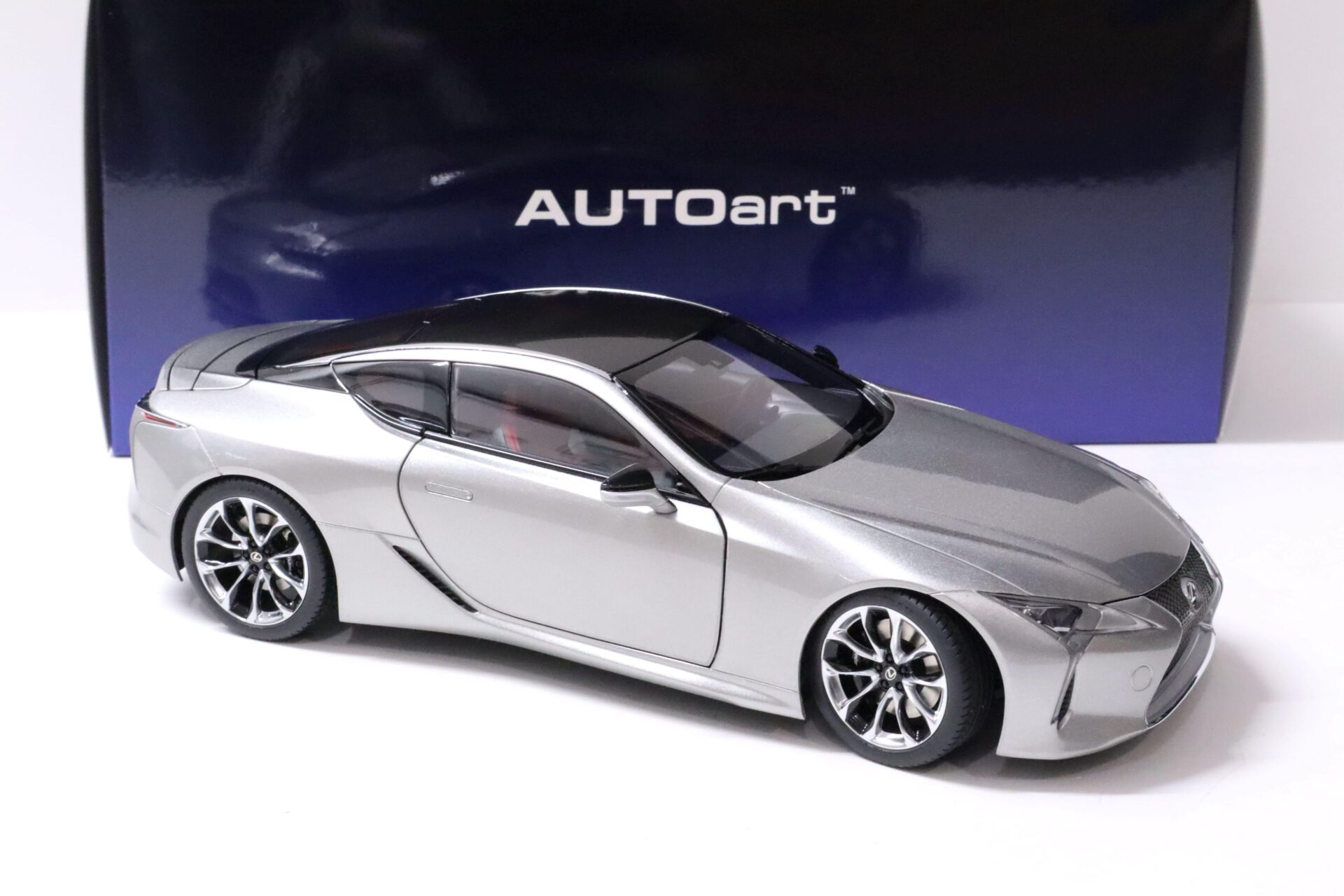 1:18 AUTOart Lexus LC500 Coupe Sonic Titanium/ dark rose interior