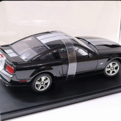 1:18 AUTOart 2005 Ford Mustang GT Production Version black/ silver stripes