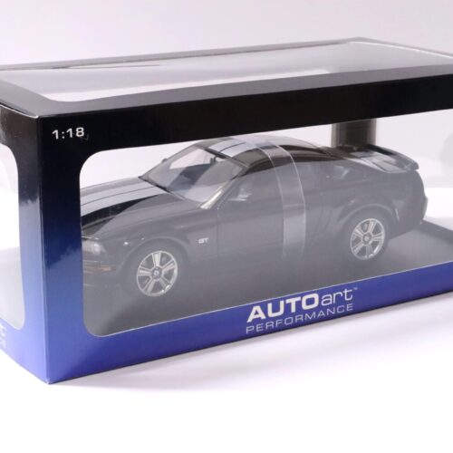 1:18 AUTOart 2005 Ford Mustang GT Production Version black/ silver stripes