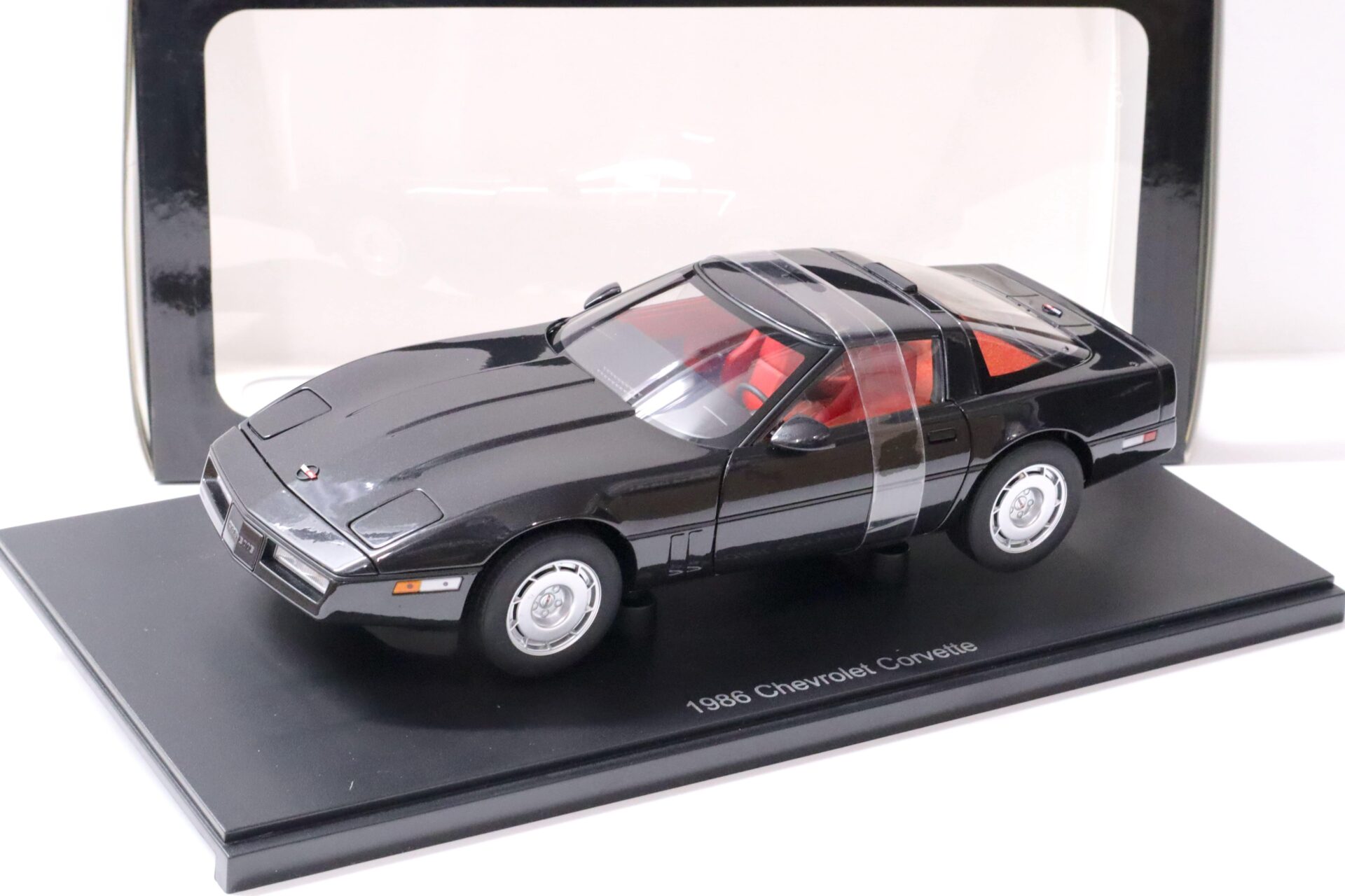 ID 63515 orig.jpg 1:18 AUTOart Chevrolet Corvette C4 black metallic/ red 1986