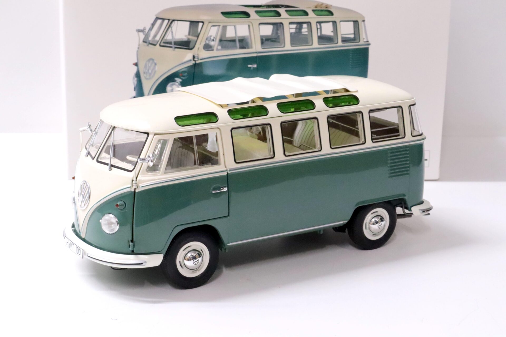 ID 63631 orig.jpg 1:18 Schuco VW T1b Samba Bus Bulli green/ white Die-Cast 450037800