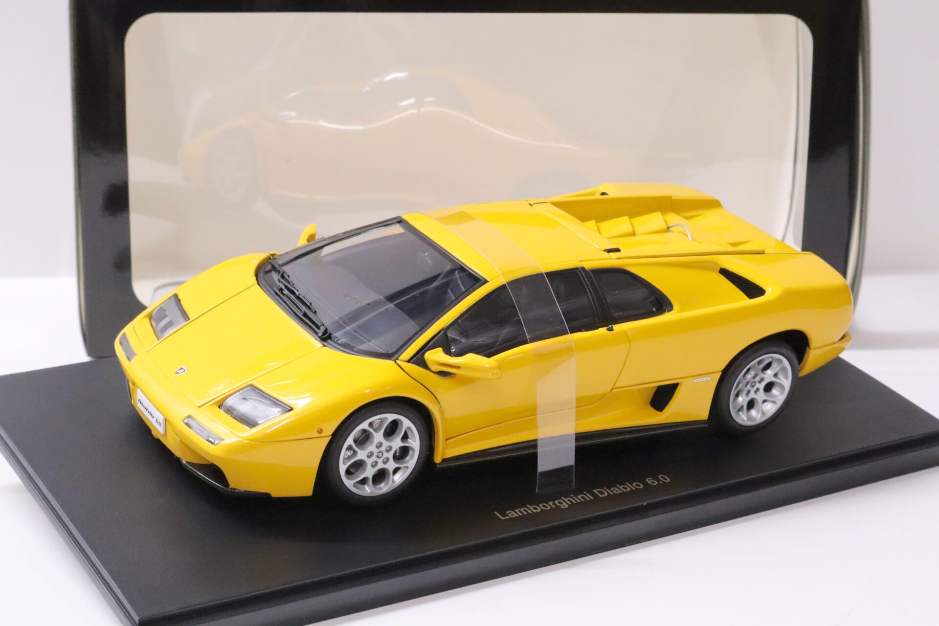 ID 63684 orig.jpg 1:18 AUTOart Lamborghini Diablo 6.0 yellow 74526