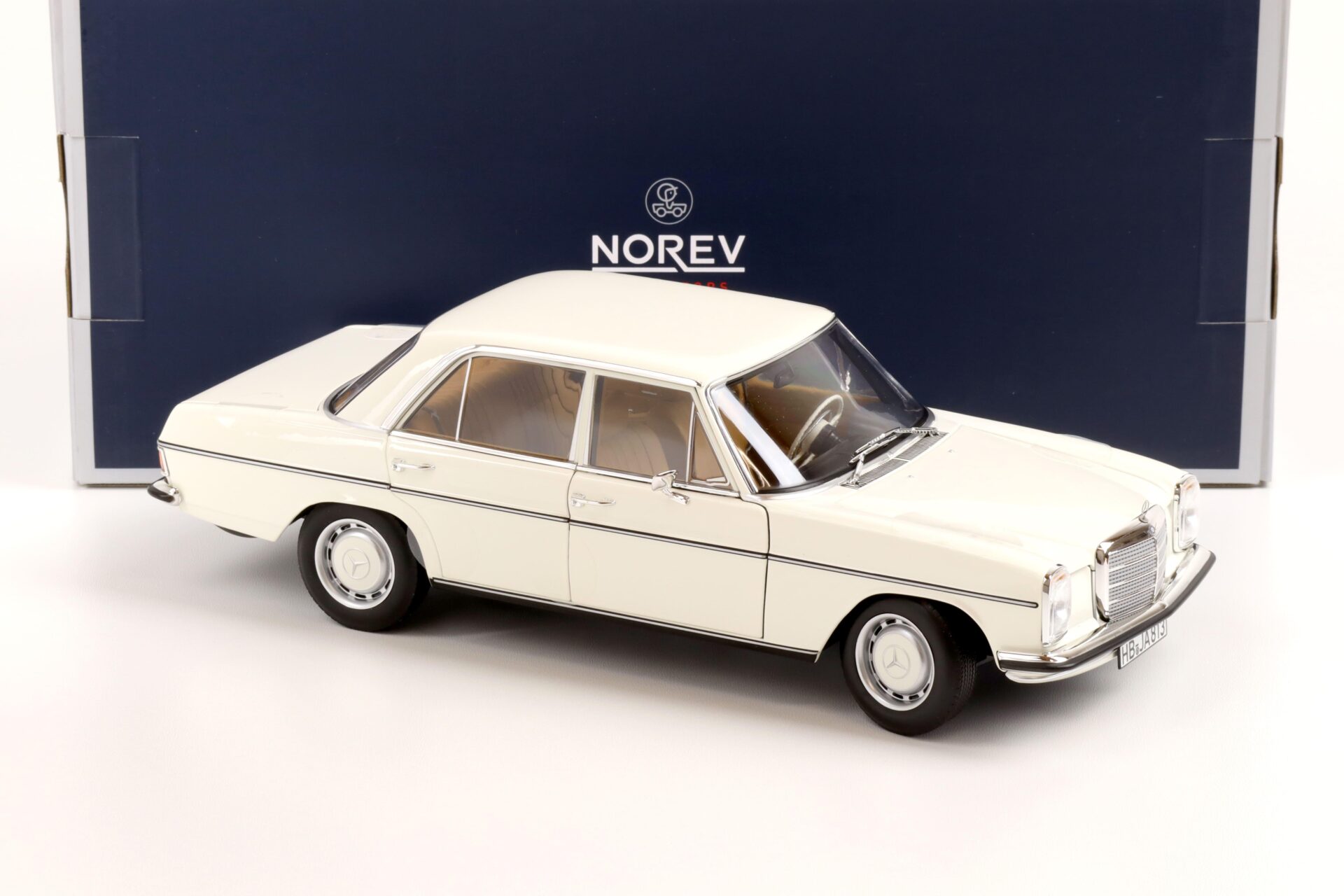 1:18 Norev Mercedes 200 Strich-Acht /8 Limousine W115 white 1968