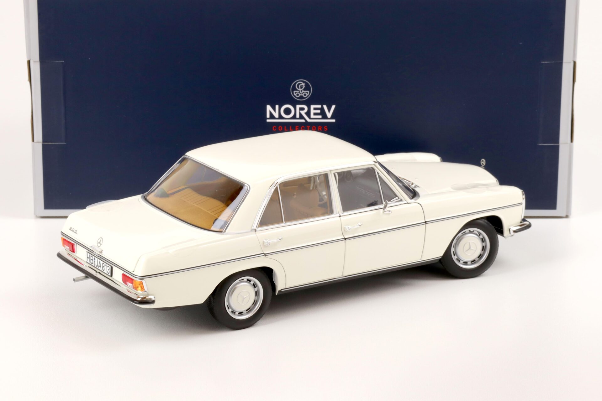 1:18 Norev Mercedes 200 Strich-Acht /8 Limousine W115 white 1968