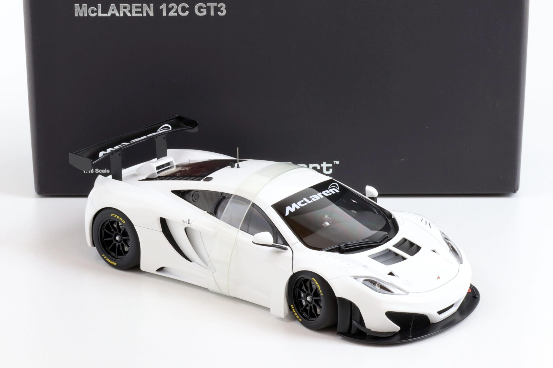 1:18 AUTOart McLAREN 12C GT3 Coupe white 2011