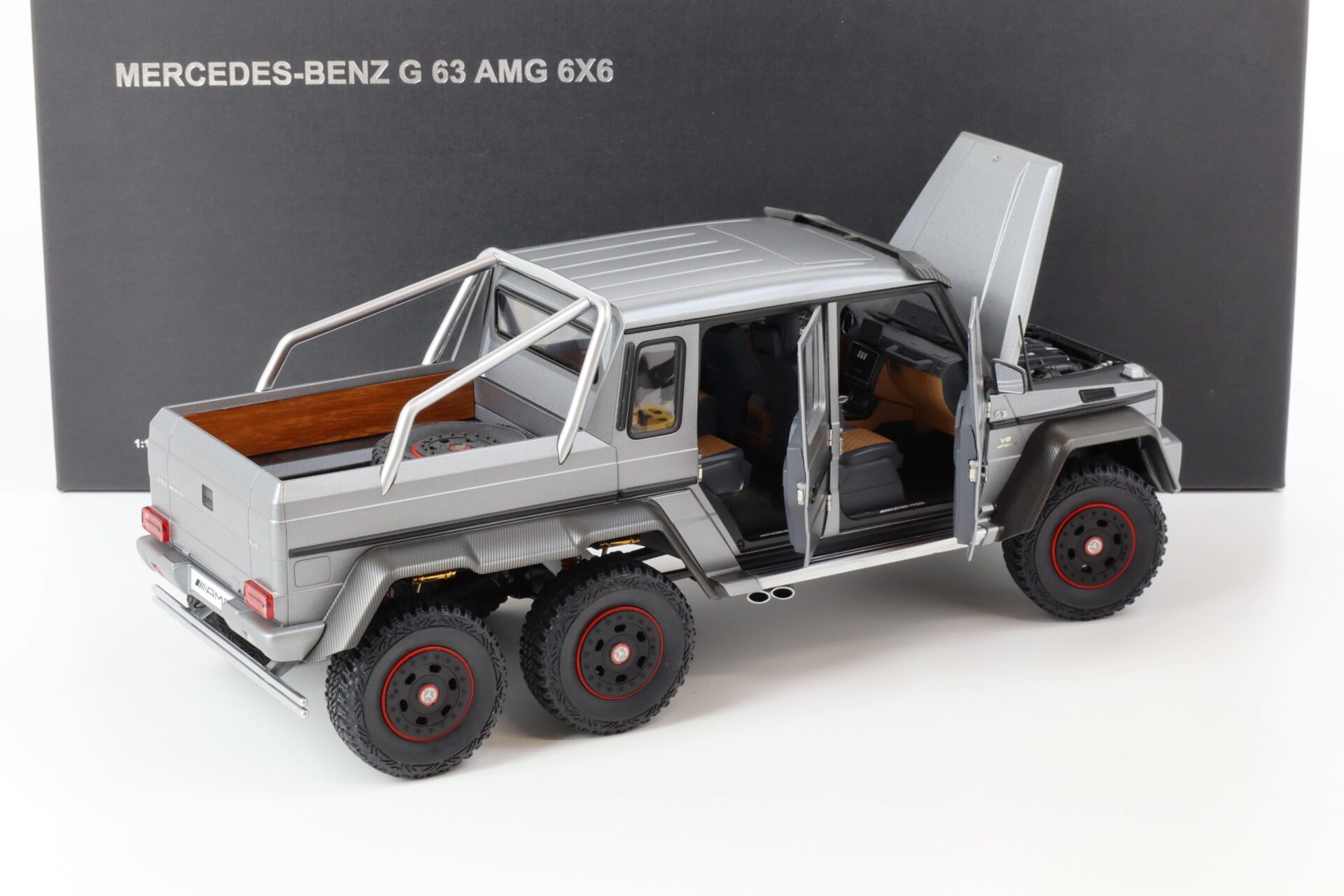 1:18 AUTOart Mercedes G63 AMG 6x6 Designo Platinum Magno 76308