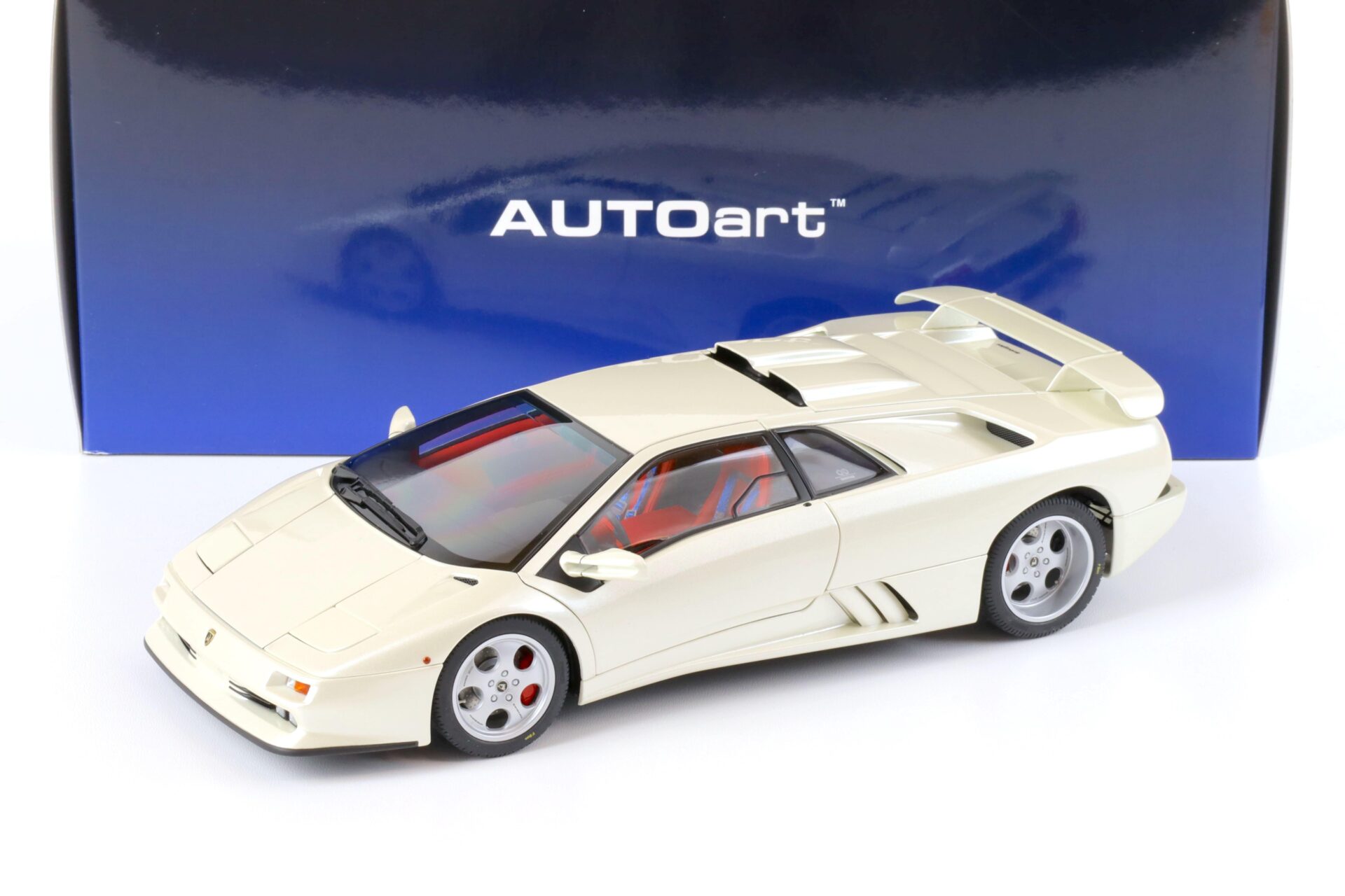 1:18 AUTOart Lamborghini Diablo SE30 JOTA 1995 balloon white/ pearl white