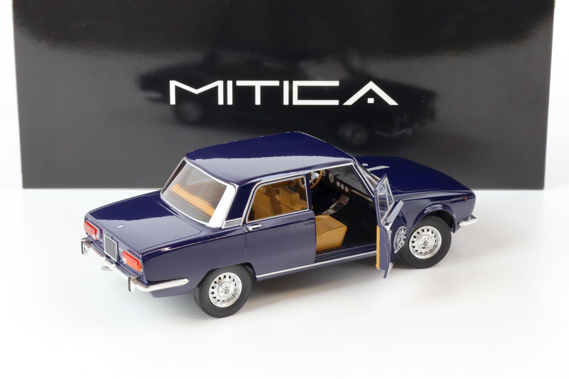 1:18 MITICA 1971 Alfa Romeo 2000 Berlina blue Cobalto 324 with POLIZIA Decals