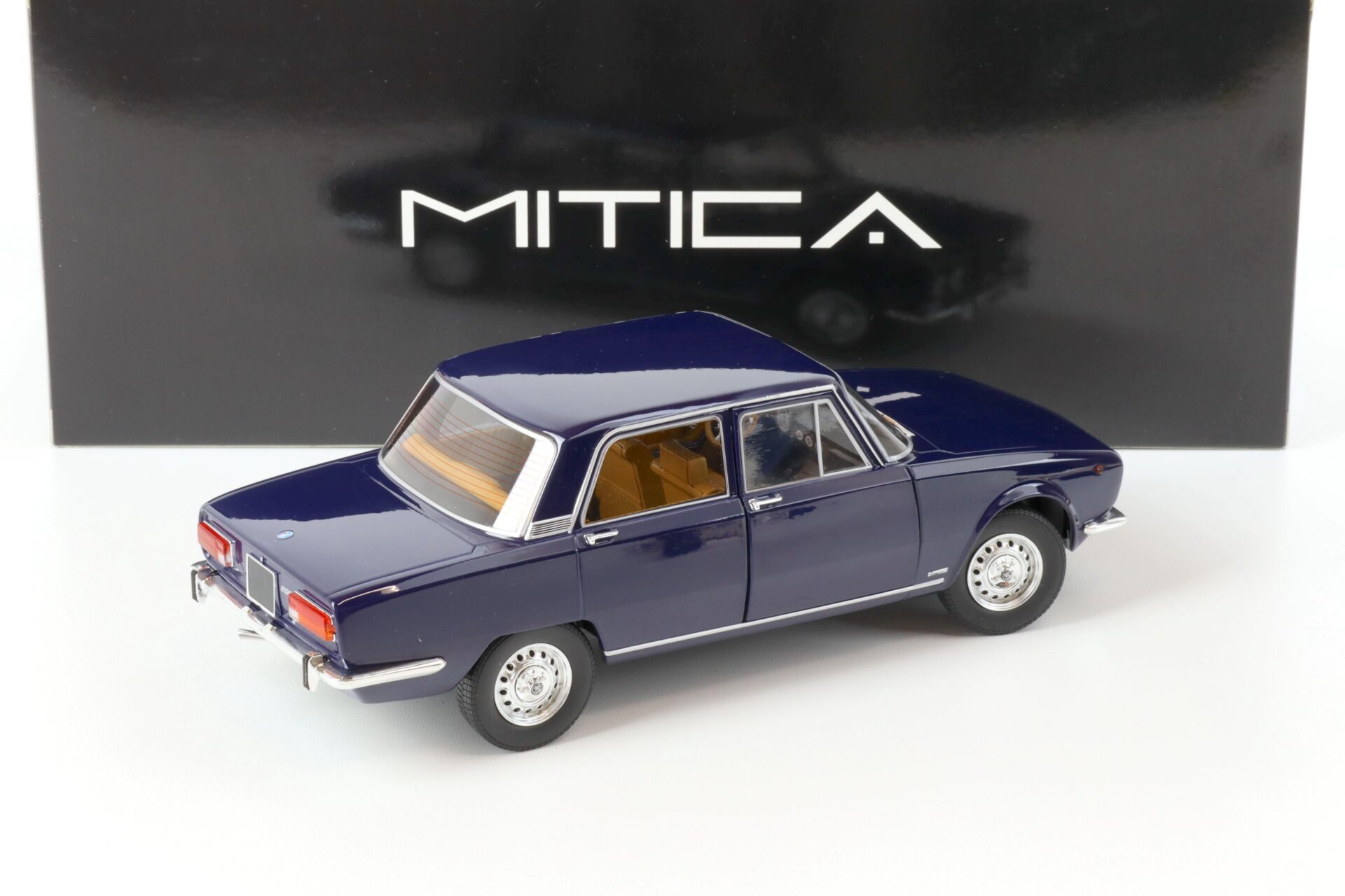 1:18 MITICA 1971 Alfa Romeo 2000 Berlina blue Cobalto 324 with POLIZIA Decals