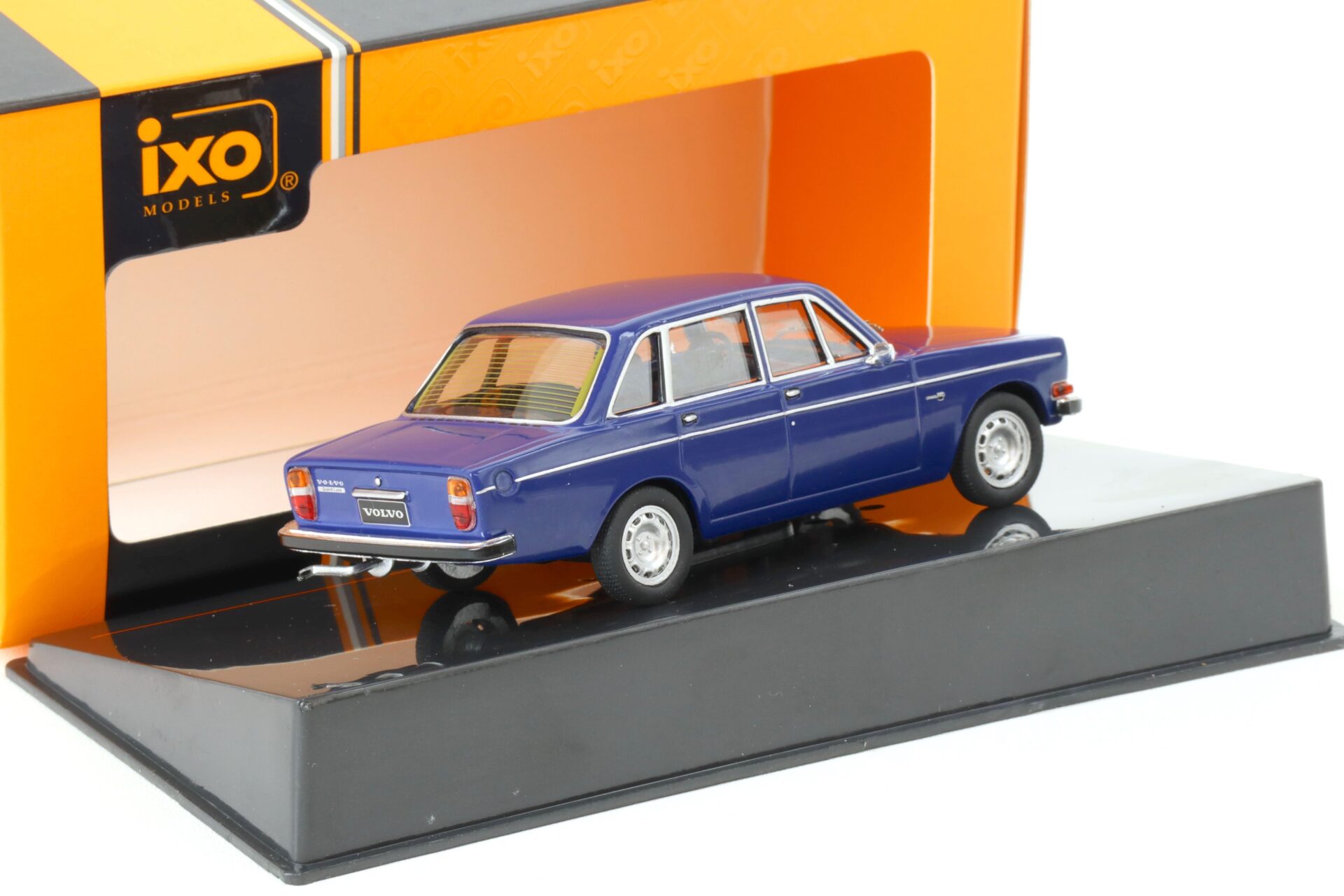 1:43 IXO 1972 Volvo 144 Saloon dark blue