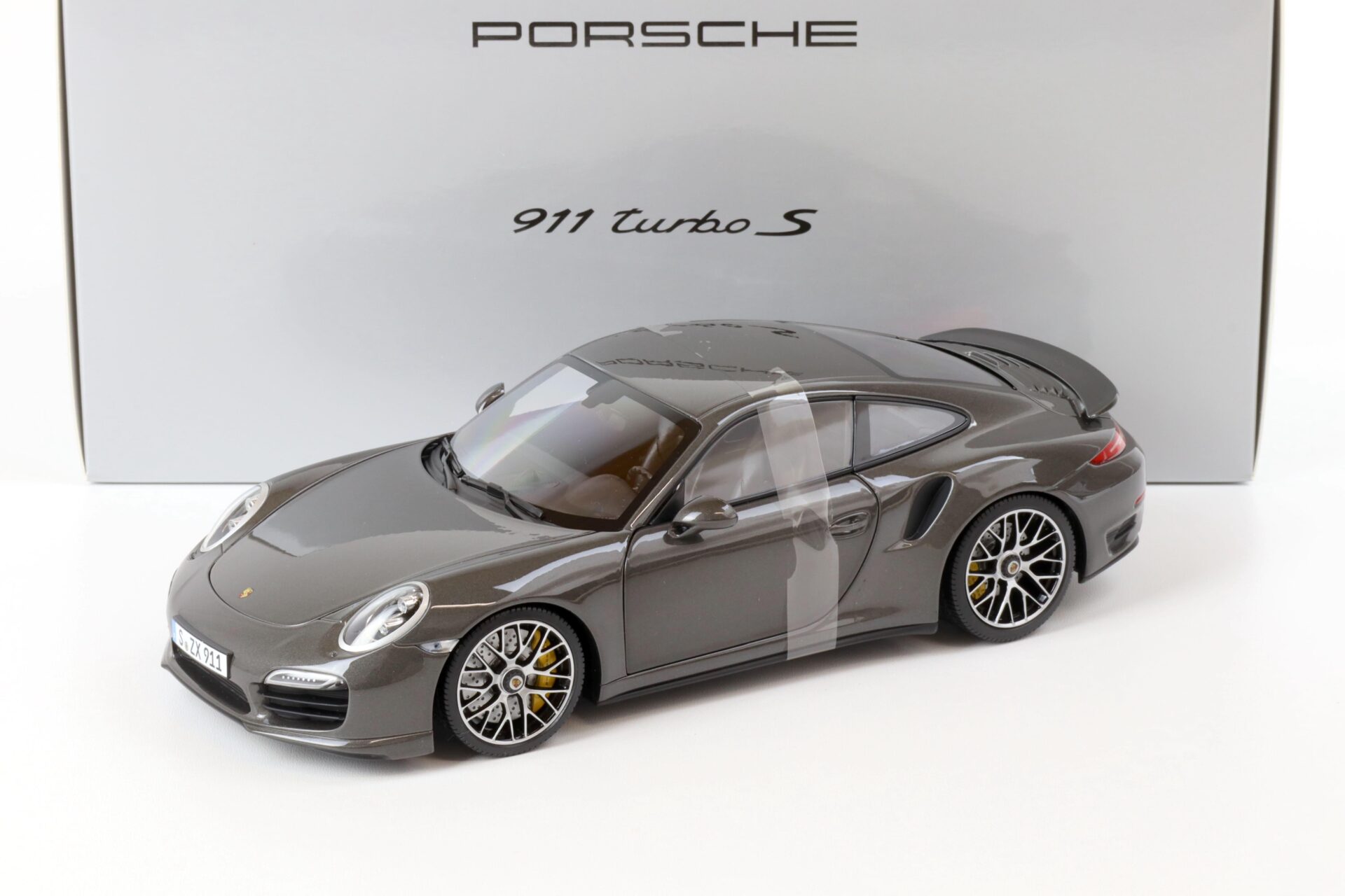 ID 65217 orig.jpg 1:18 Minichamps Porsche 911 (991) Turbo S Coupe achat grey metallic DEALER VERSION
