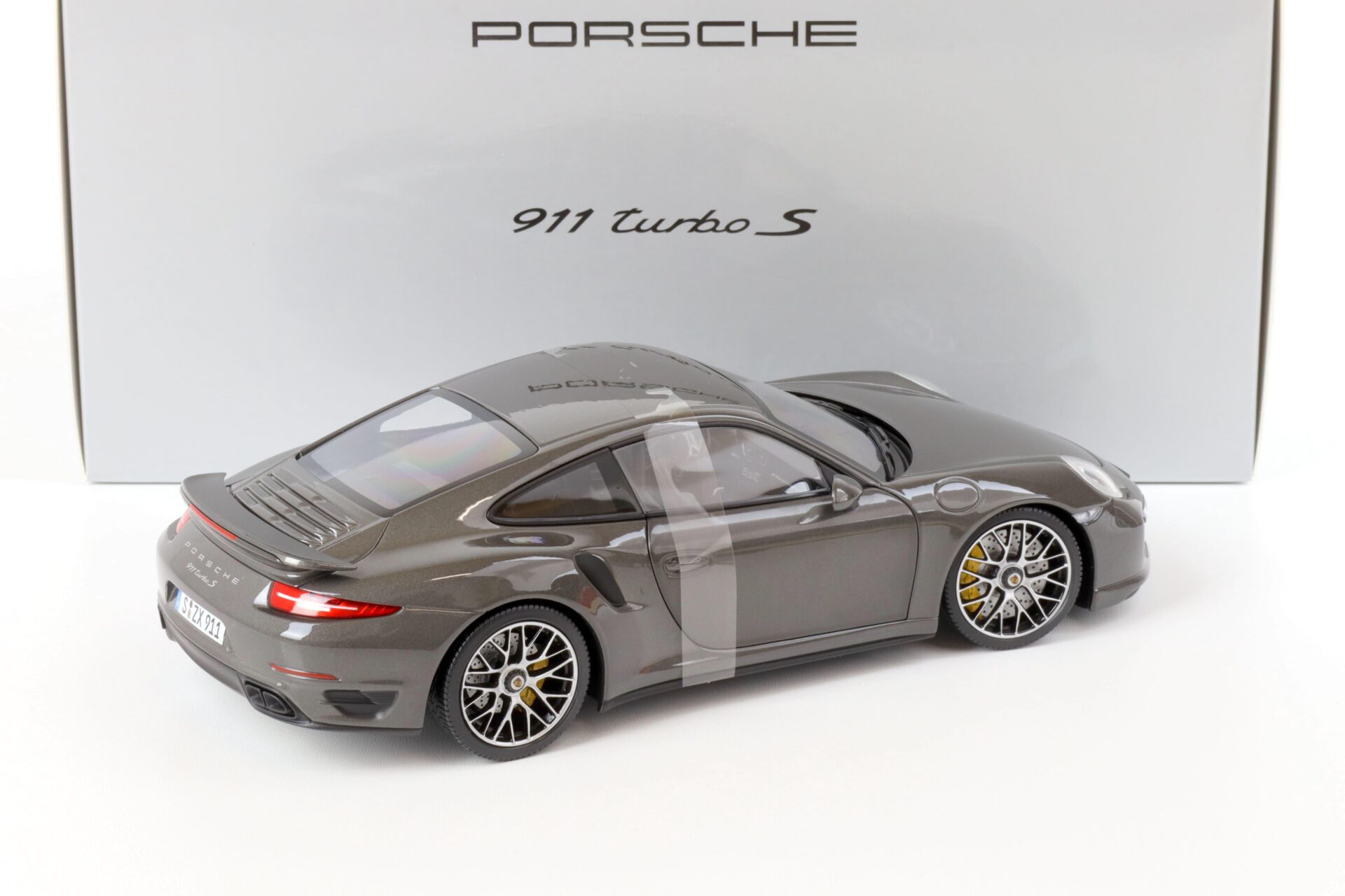 1:18 Minichamps Porsche 911 (991) Turbo S Coupe achat grey metallic DEALER VERSION