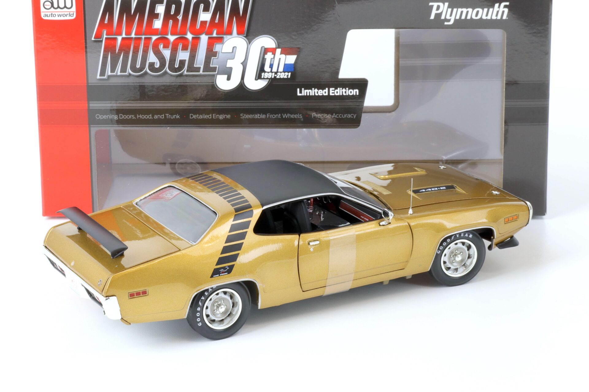 1:18 Auto World 1971 Plymouth Road Runner Hardtop Class of 1971 gold leaf metallic