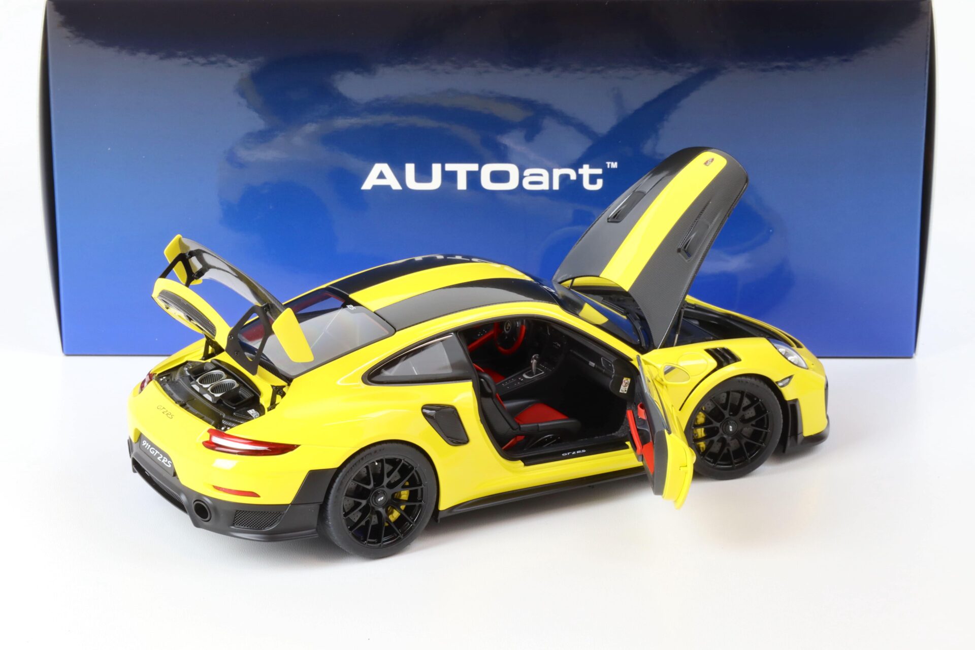1:18 AUTOart Porsche 911 (991.2) GT2 RS 2017 Weissach Package Racing yellow 78172