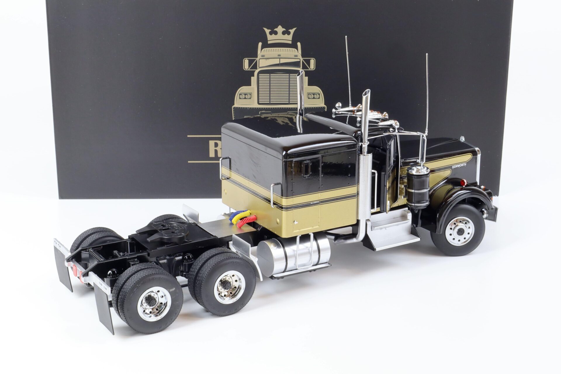 1:18 Road Kings LKW Kenworth W900 black/ gold RK180121 Smokey and Bandit