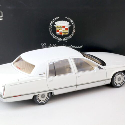 1:18 XiaoGuang Model 1993 Cadillac Fleetwood Brougham Limousine white - leather seats