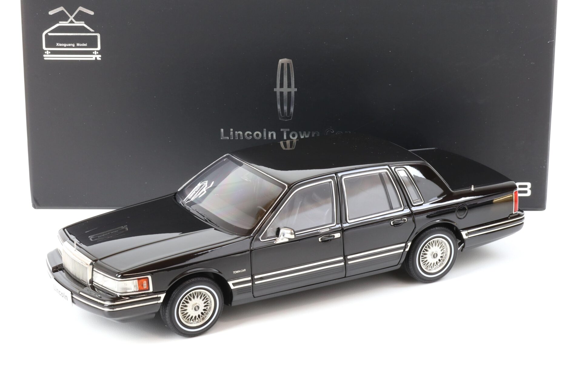 1:18 XiaoGuang Model 1993 Lincoln Town Car V8 Limousine black - leather seats