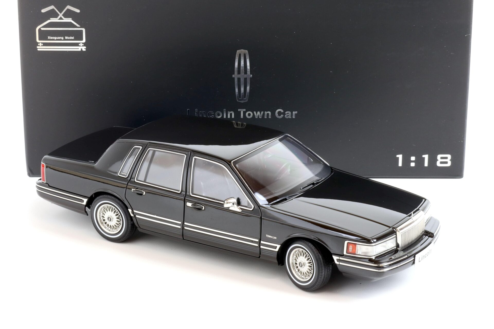 1:18 XiaoGuang Model 1993 Lincoln Town Car V8 Limousine black - leather seats