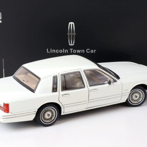 1:18 XiaoGuang Model 1993 Lincoln Town Car V8 Limousine white - leather seats