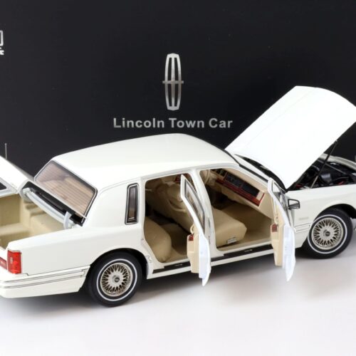 1:18 XiaoGuang Model 1993 Lincoln Town Car V8 Limousine white - leather seats