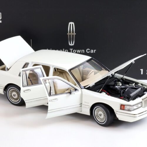 1:18 XiaoGuang Model 1993 Lincoln Town Car V8 Limousine white - leather seats