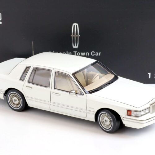 1:18 XiaoGuang Model 1993 Lincoln Town Car V8 Limousine white - leather seats