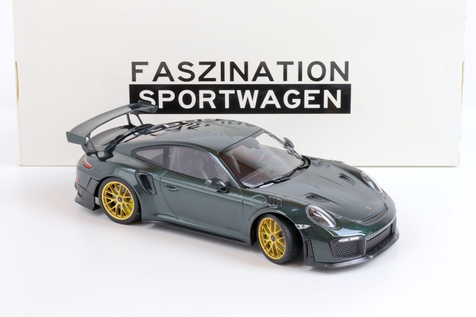 1:18 Minichamps Porsche 911 (991.2) GT2 RS Coupe Weissach Package dark green/ gold 2018