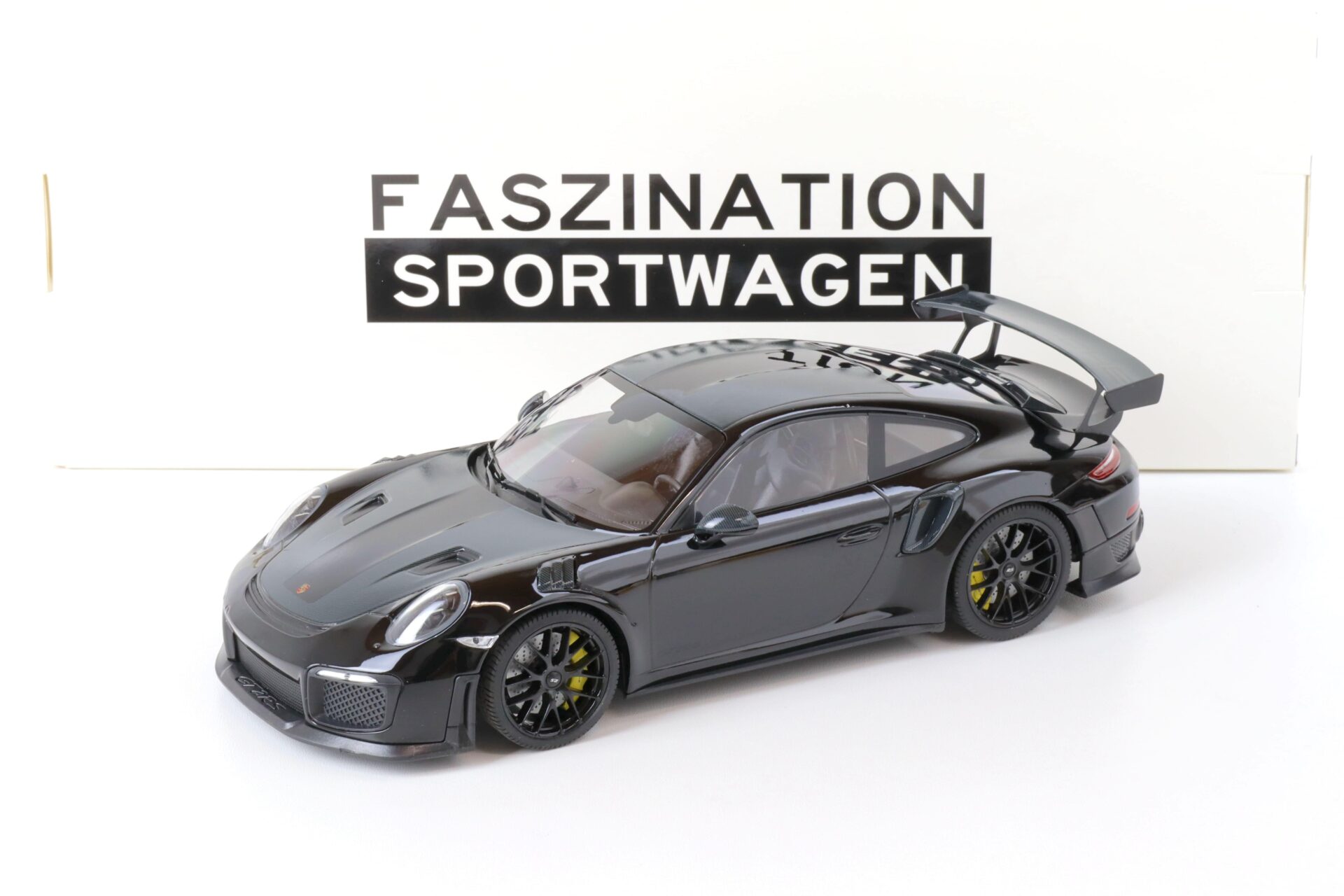 1:18 Minichamps Porsche 911 (991.2) GT2 RS Coupe Weissach Package black 2018
