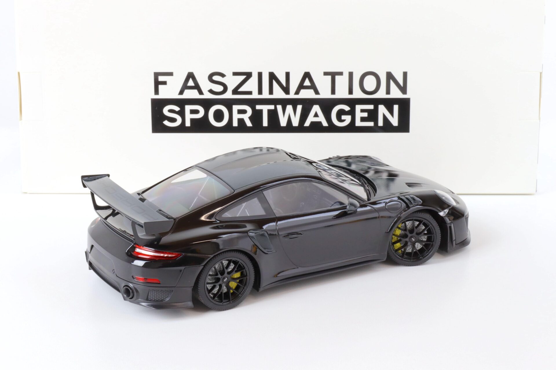 1:18 Minichamps Porsche 911 (991.2) GT2 RS Coupe Weissach Package black 2018