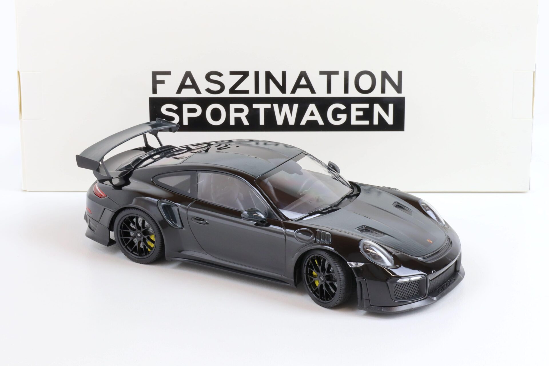 1:18 Minichamps Porsche 911 (991.2) GT2 RS Coupe Weissach Package black 2018