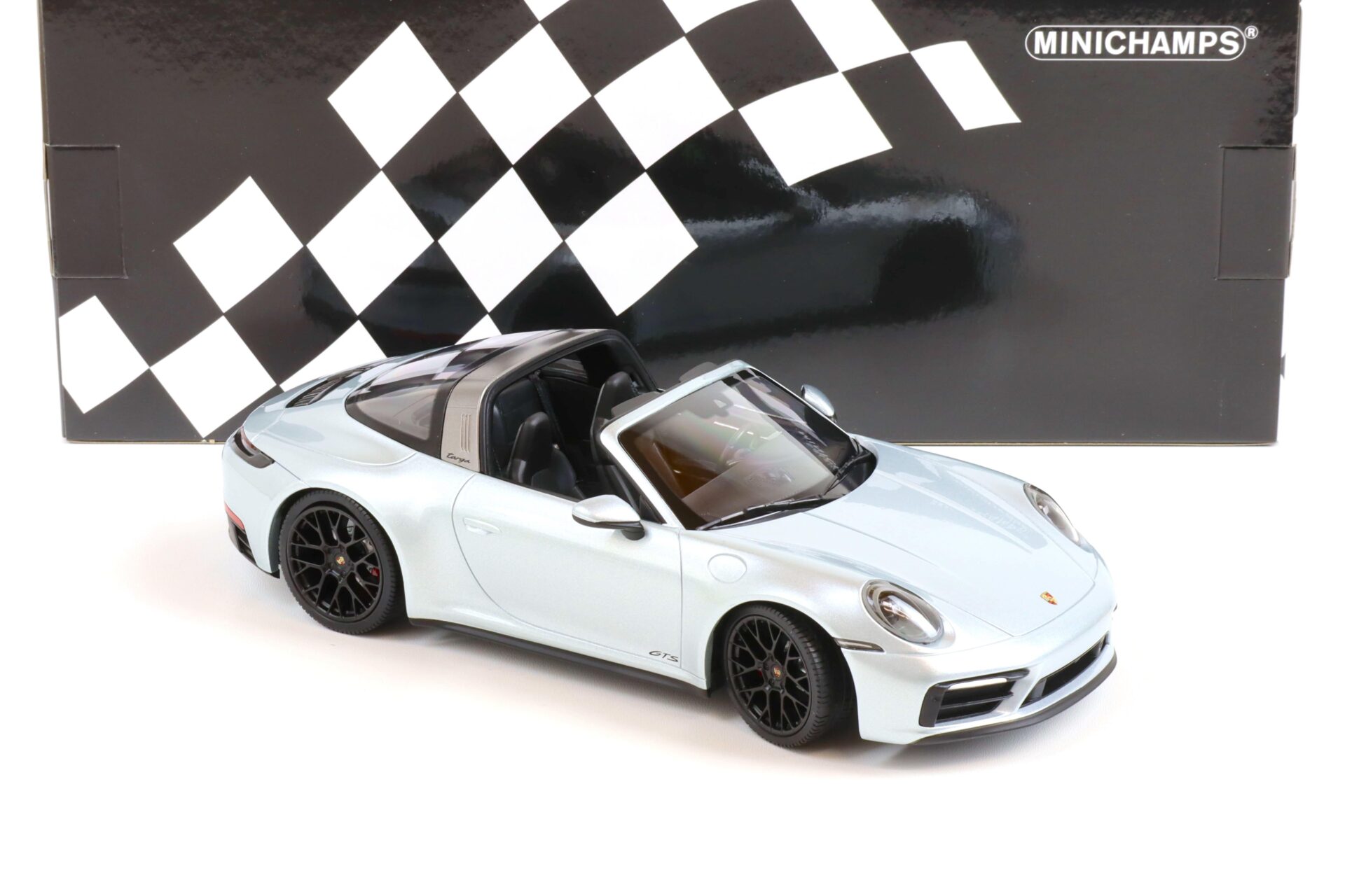 1:18 Minichamps Porsche 911 (992) Targa 4 GTS 2021 silver metallic/ black wheel
