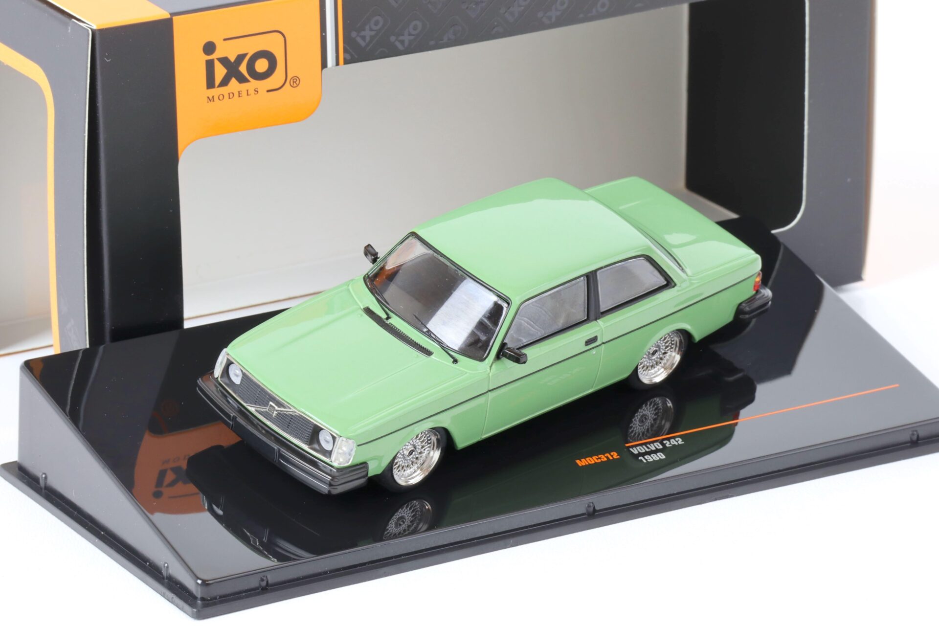1:43 IXO Volvo 242 Custom green 1980
