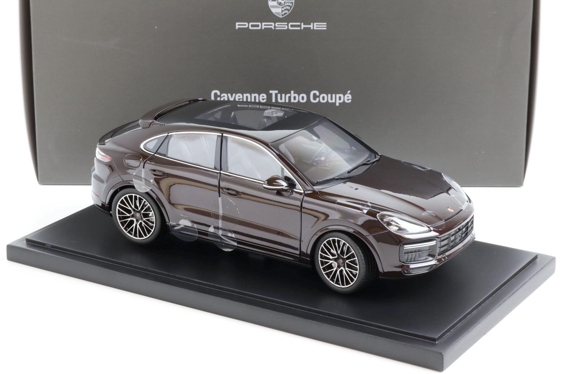 1:18 Norev Porsche Cayenne Turbo Coupe Mahagoni with display DEALER VERSION
